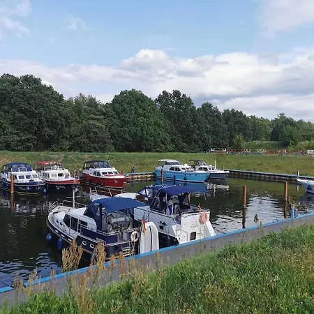In Der Mecklenburger Seenplatte, Cleaning Included Apartment